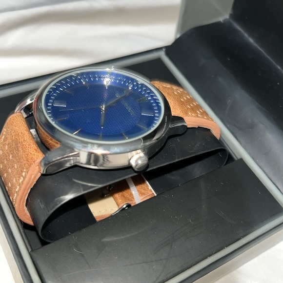 NWT men’s Van Heusen wrist watch brown strap blue face needs battery never worn - Picture 4 of 5